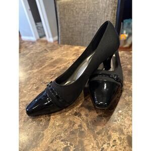 Kelly & Katie Black Patent Pointed Toe Kitten Heels.